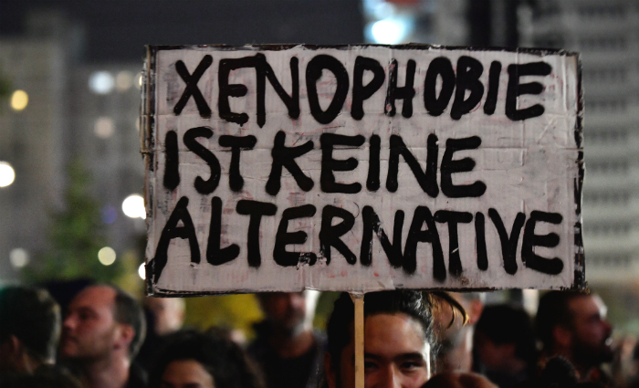 "A xenofobia no  uma alternativa", diz cartaz durante protesto contra a ultradireita, em Berlim, aps as eleies gerais. Foto: JOHN MACDOUGALL/AFP