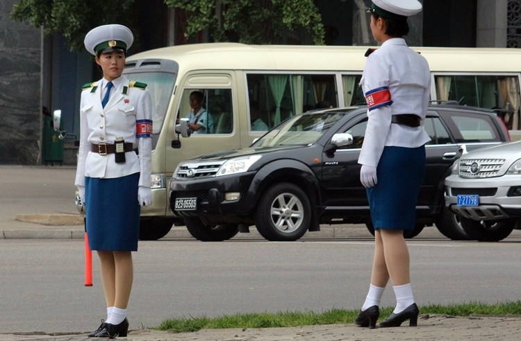 Guardas de trnsito em cruzamento de Pyongyang

