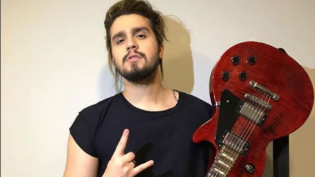 O cantor publicou uma foto segurando uma guitarra. Foto: Instagram/Reproduo