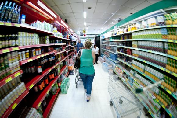 Hiper  e  supermercados  sempre  vendem  e  contratam  mais no  perodo  de  fim  de  ano. Foto: Arquivo/Agncia  Brasil