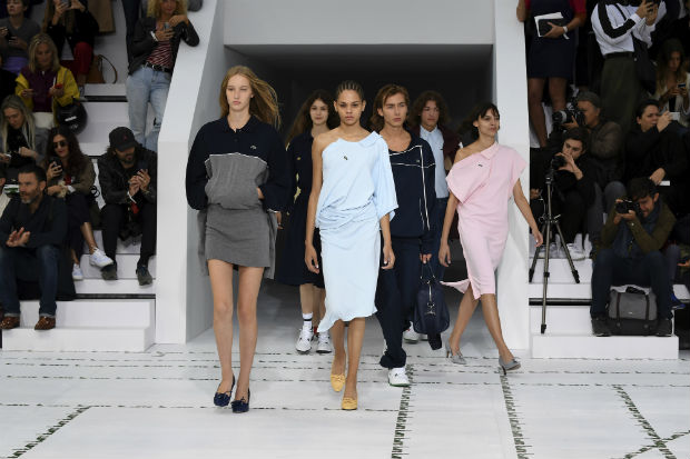 Vestidos longos combinaram com tnis esportivos, camisas polos se transformaram em peas sensuais deixando aparente um dos ombros, alm de looks em tecido jeans lavado em conjunto com sapatos de salto alto. Foto:Alain Jocard/AFP 