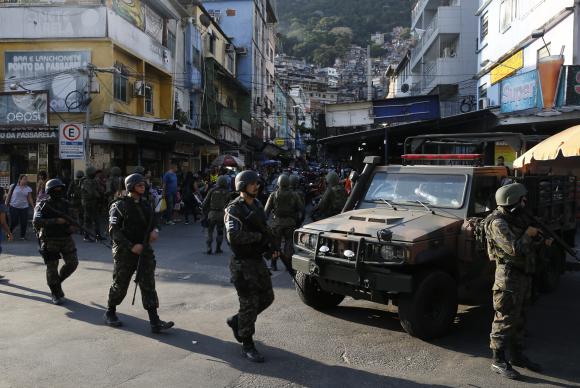 Rio de Janeiro - As Foras Armadas fizeram a segurana na Rocinha desde o ltimo dia 17 e comearam hoje a deixar o local. Foto: Fernando Frazo/Agncia Brasil