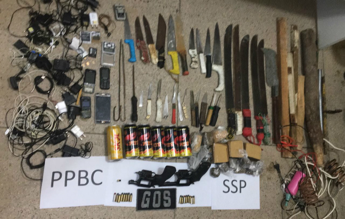 Material apreendido pelos agentes. Foto: Sindicato dos Agentes Penitenciários/Divulgação (Material apreendido pelos agentes. Foto: Sindicato dos Agentes Penitenciários/Divulgação) Material apreendido pelos agentes. Foto: Sindicato dos Agentes Penitenciários/Divulgação (Material apreendido pelos agentes. Foto: Sindicato dos Agentes Penitenciários/Divulgação)