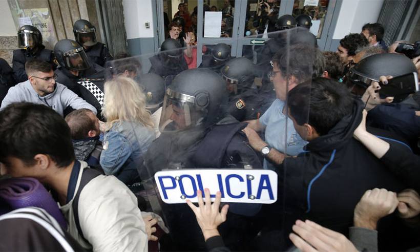 Governo espanhol reprime votao e foras policiais tentam impedir o referendo (foto: AFP / PAU BARRENA )