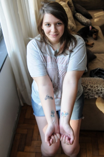 Giulia tatuou aos 16 anos num local seguro. Antes, com o piercing, foi "desleixada". Foto: Brbara Cabral/CB