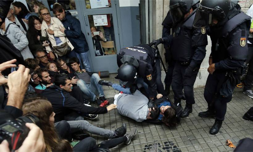 Confrontos entre manifestantes e policiais deixaram mais de 300 feridos. Foto: AFP