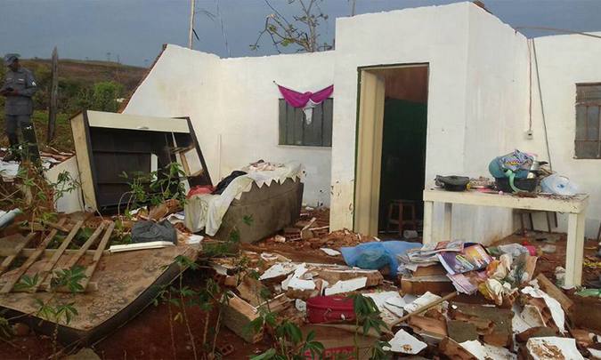 Casa desabou em Congonhas. Mulher e criana ficaram feridos. Foto: Corpo de Bombeiros/Divulgao