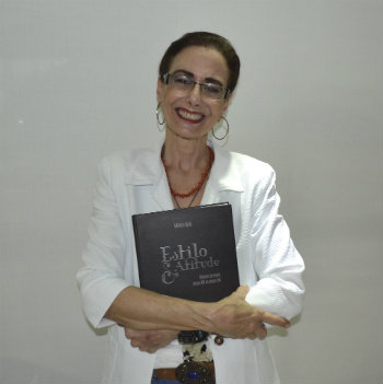 Mônica Ayub se dedicou a desvendar as associações entre a moda, a política, a sociedade e a economia da Era Vitoriana aos dias atuais. Foto: Arquivo pessoal/Reprodução Mônica Ayub se dedicou a desvendar as associações entre a moda, a política, a sociedade e a economia da Era Vitoriana aos dias atuais. Foto: Arquivo pessoal/Reprodução