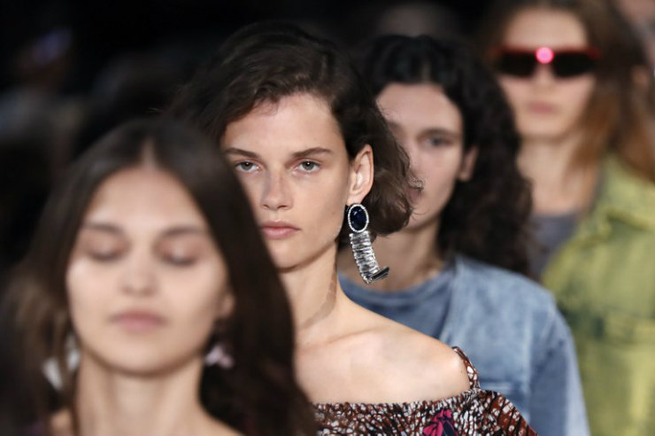 Grandes grifes apresentam suas apostas para a temporada de primavera-vero em Paris, onde as cores e o exotismo tm predominado. Foto: Patrick KOVARIK / AFP