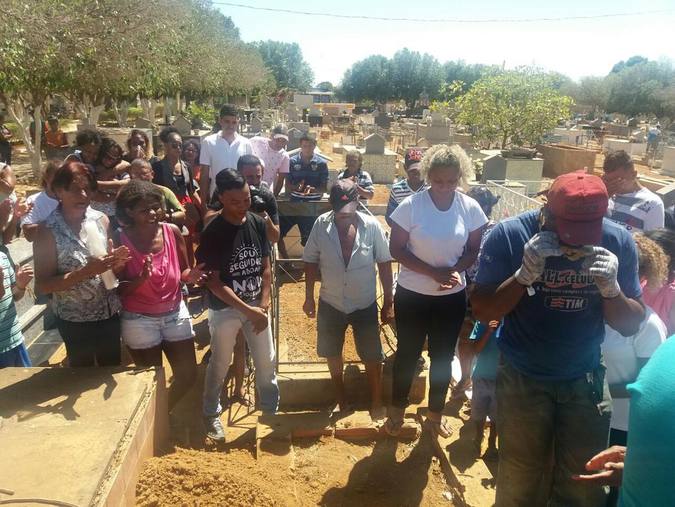 Primeira a ser sepultada foi a garota Ana Clara Ferreira da Silva, seguida de Ruan Miguel Soares Silva. Foto: Luiz Ribeiro/EM/D.A PRESS