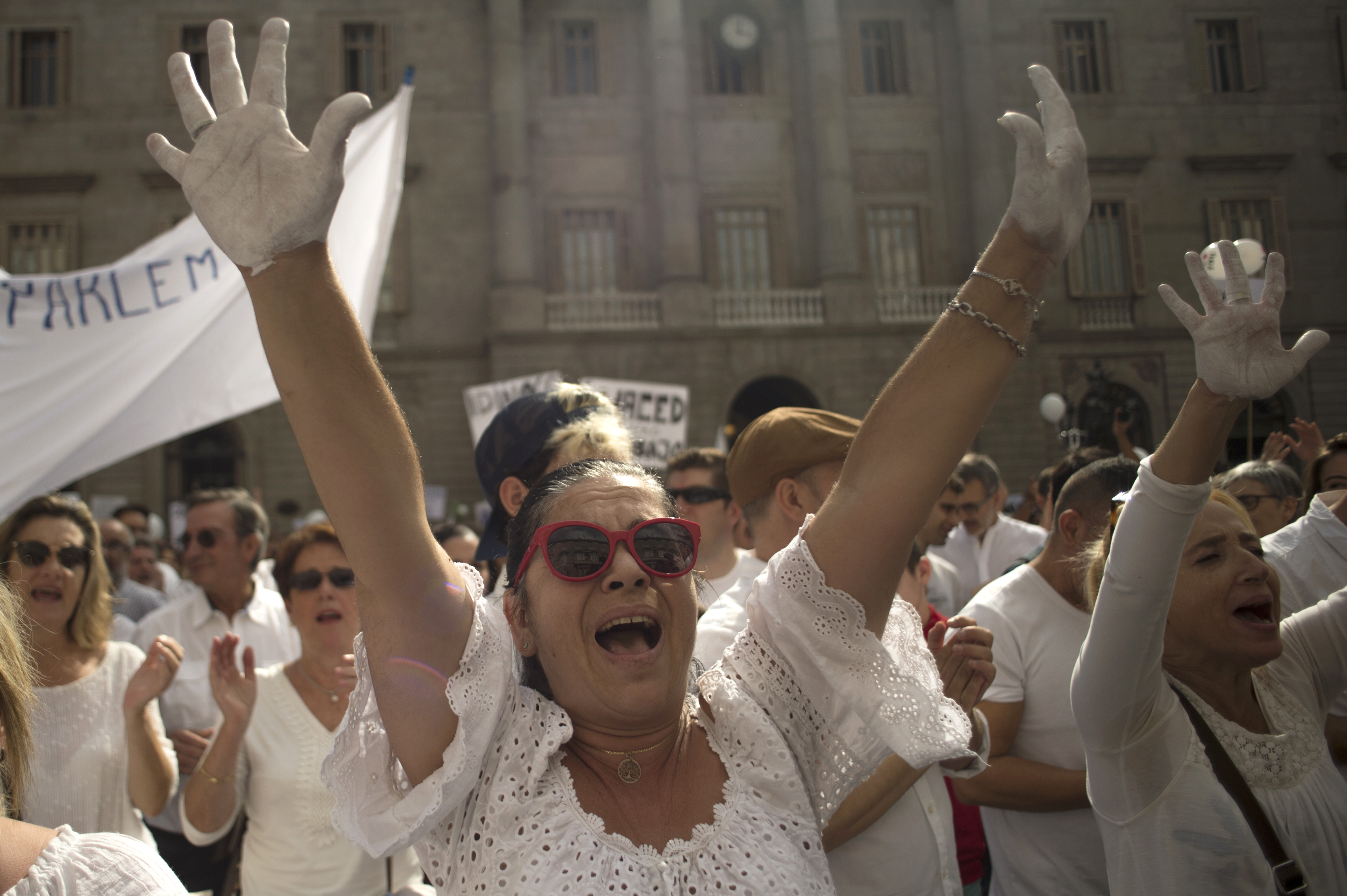 No centro de Madri, milhares de espanhis vestidos de branco pedem unidade. Foto: Jorge Guerrero / AFP
