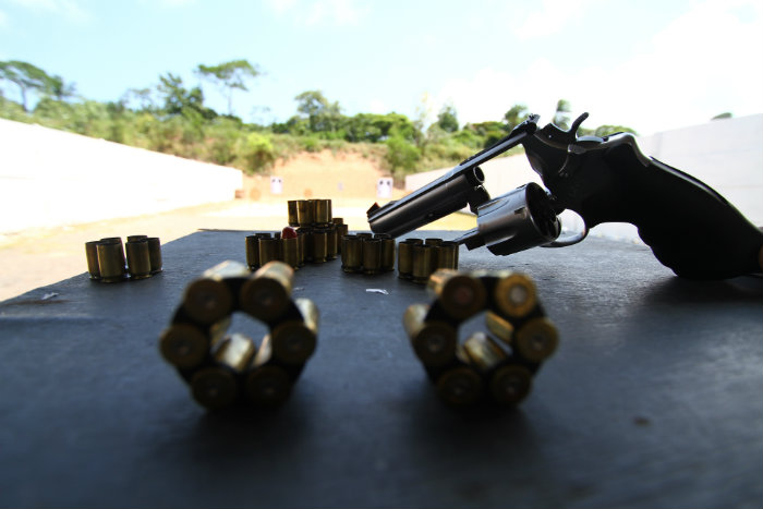 Revlver calibre 45 est entre armas 
permitidas para caadores. Foto: Peu Ricardo/DP (Revlver calibre 45 est entre armas 
permitidas para caadores. Foto: Peu Ricardo/DP)