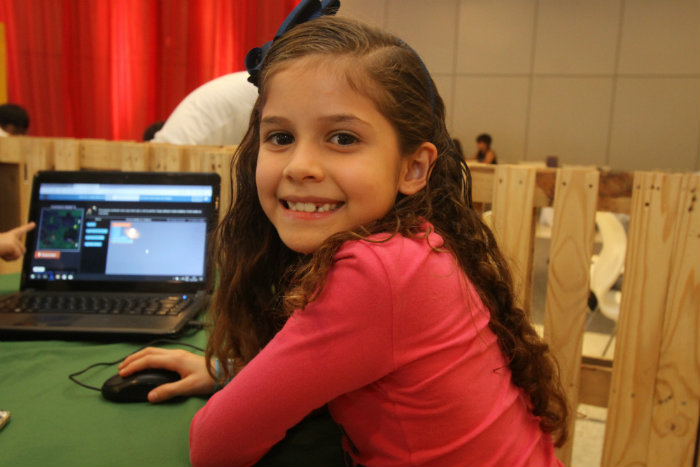 Ana Clara, de nove anos, curtiu a programao no sbado e repetiu no domingo. Foto: Nando Chiapetta/DP