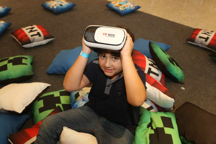 Dante Lbo, de oito anos, conheceu as atividades de realidade virtual. Foto: Nando Chiapetta/DP