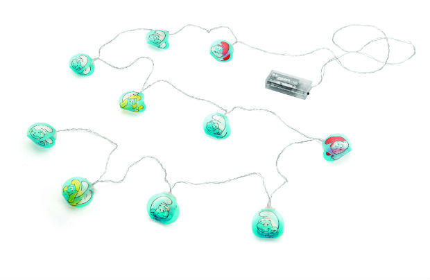 O cordão de luz Smurfs promete ser a sensação do momento. Foto: Ludi/Divulgação O cordão de luz Smurfs promete ser a sensação do momento. Foto: Ludi/Divulgação
