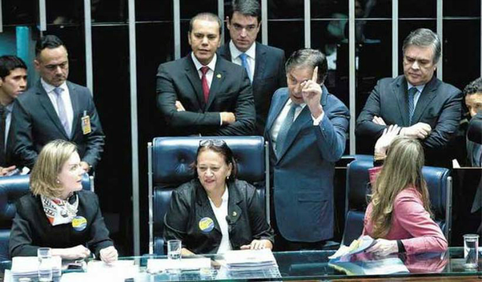 Presidente da Casa, Euncio Oliveira tenta convencer as senadoras Gleisi Hoffman, Ftima Bezerra e Vanessa Grazziotin a liberar a Mesa. Foto: Lula Marques/Agncia PT