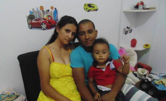 O casal Marcio Medeiros e Tamires Oliveira, com o filho Bryan, que foi retirado da unidade uma semana antes. Ele completa dois anos hoje ( Luiz Ribeiro/EM/DA Press)