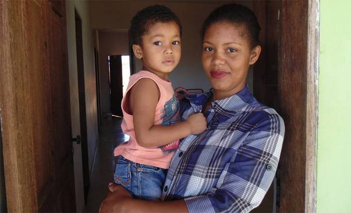 Juclia Conceio Santos com o filho Talisson, de 3 anos, que estava tomando banho de mangueira no momento do crime ( Luiz Ribeiro/EM/DA Press)