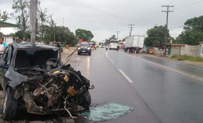 Acidente entre carro, caminho e nibus deixa dois feridos na BR-101. Foto: PRF/ Divulgao