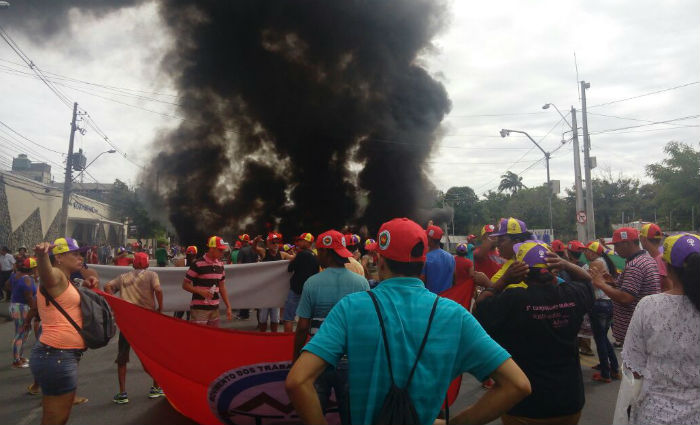 Protesto fechou a Avenida Cruz Cabug nos dois sentidos, na altura do cruzamento com a Avenida Norte. Foto: Divulgao 