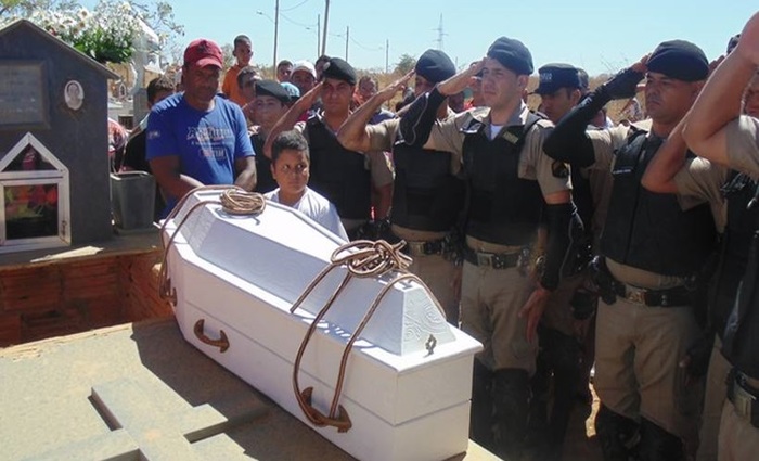 O enterro do garoto morto em consequncia do incndio foi marcado pela presena de policiais militares, que tinham a admirao de Mateus
 (Luiz Ribeiro/EM/Da.press)