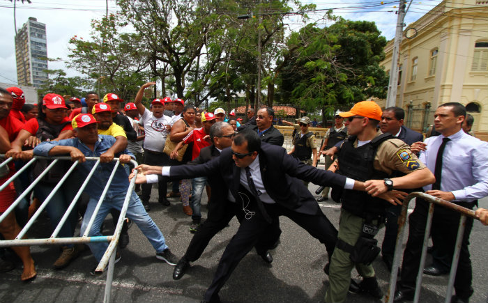 Seguranas tentam evitar avano dos manifestantes nas grades de isolamento. Foto: Peu Ricardo/DP