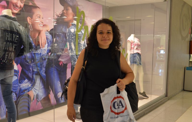A bancria Elisa Pinheiro faz pesquisa em vrias shoppings antes de se decidir e atesta: tem encontrado roupas e acessrios com preos acessveis. Foto: Ana Carneiro/Correio Braziliense