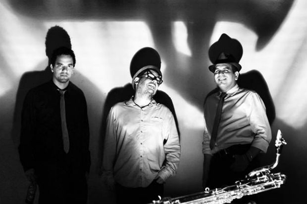 Yuri Queiroga, DJ Dolores e Maestro Spok formam o Frevotron. Foto: Beto Figueroa/Divulgao