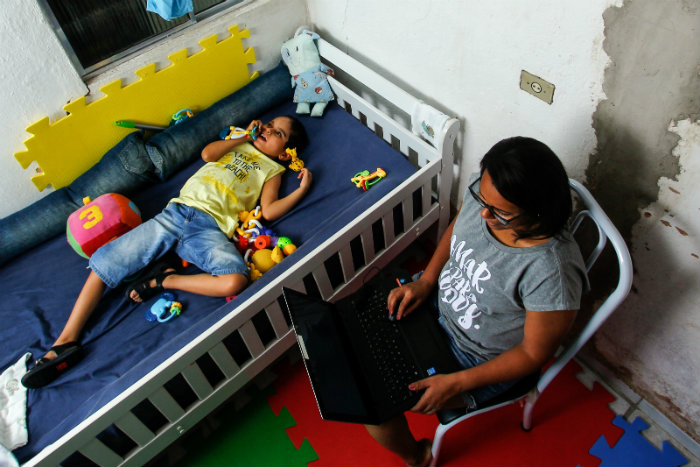 Dedicada a cuidar de Pedro, Elaine tinha medo de sair. Passava os dias observando a criana. Nos intervalos, corria para a internet em busca de informaes que justificassem a condio do filho.
Foto: Shilton Araujo/Esp.DP. (Dedicada a cuidar de Pedro, Elaine tinha medo de sair. Passava os dias observando a criana. Nos intervalos, corria para a internet em busca de informaes que justificassem a condio do filho.
Foto: Shilton Araujo/Esp.DP.)