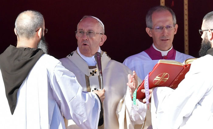 Aps cnticos e oraes, Francisco leu a frmula de canonizao. Foto: Tiziana Fabi/ AFP