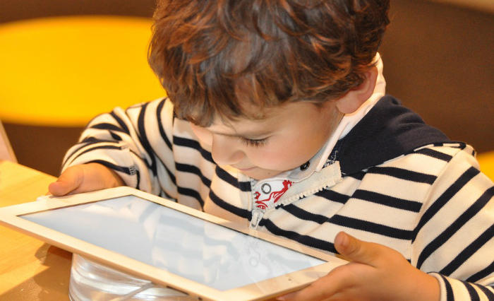 O uso de smartphones e tablets est roubando um tempo precioso do sono de meninos e meninas. Foto: Nadine Noerle/Pxabay