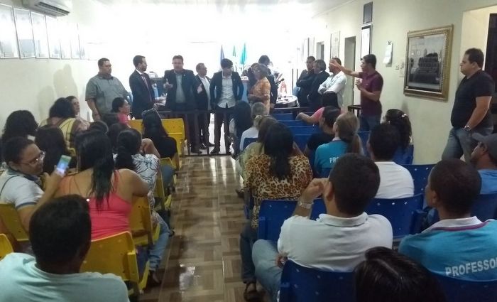 Servidores participaram de sesso realizada hoje  noite na Cmara de Vereadores municipal e proposta foi retirada de pauta. Foto: Divulgao