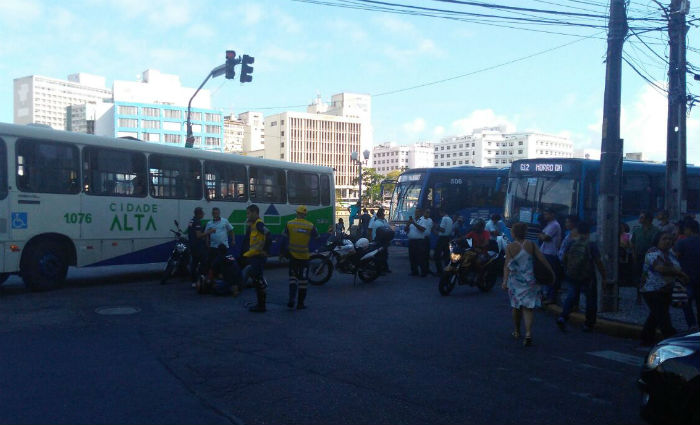 Acidente envolvendo moto, nibus e carro deixa ferido no centro do Recife. Foto: Marlon Diego/ Esp. DP