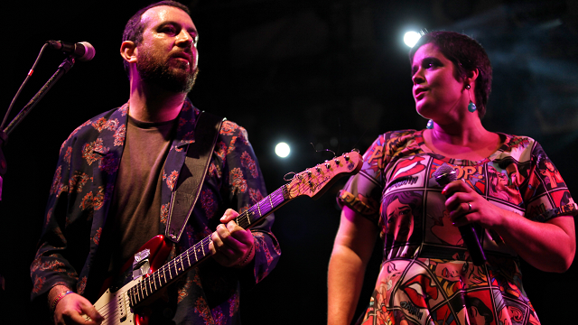 Alessandra Leo e Kiko Dinucci compartilharam o Palco Sonic. Foto: Beto Figueiroa/Divulgao