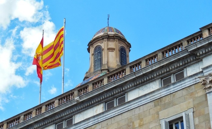 Bandeiras da Espanha e Catalunha. Foto: Reproduo/Internet