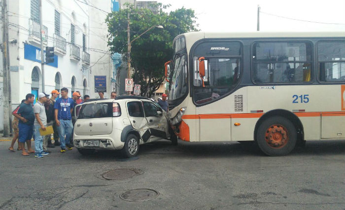 Acidente entre carro e nibus deixa ferido no centro do Recife. Foto: Marlon Diego/ Esp DP