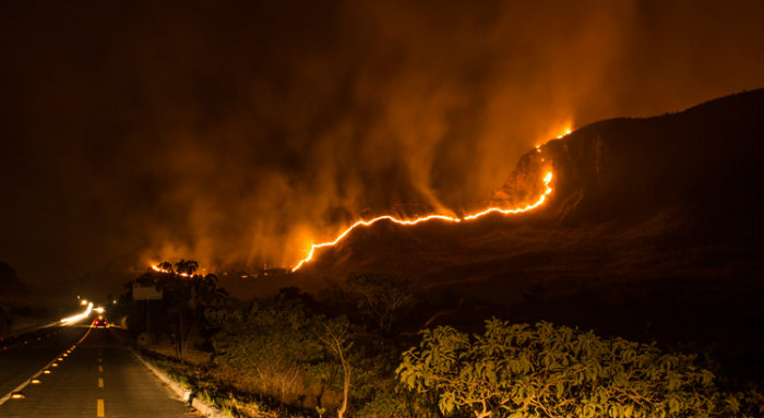 Linha de fogo  vista na mata durante a noite: voluntrios se revezam dia e noite no combate aos incndios na Chapada dos Veadeiros. Foto: Flavia Davies/Correio Braziliense