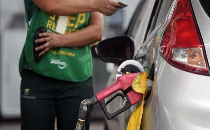 A nova poltica de reviso de preos foi divulgada pela petroleira no dia 30 de junho.
Foto: Ed Alves/D.A Press