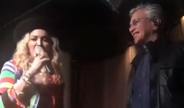 Madonna introduziu Caetano no palco. Foto: Instagram/Reproduo