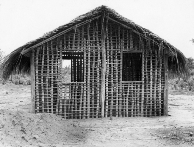 Unio de elementos como madeira, palha e barro contam integram construes tradicionais. Foto: Ivone Salsa/Reproduo