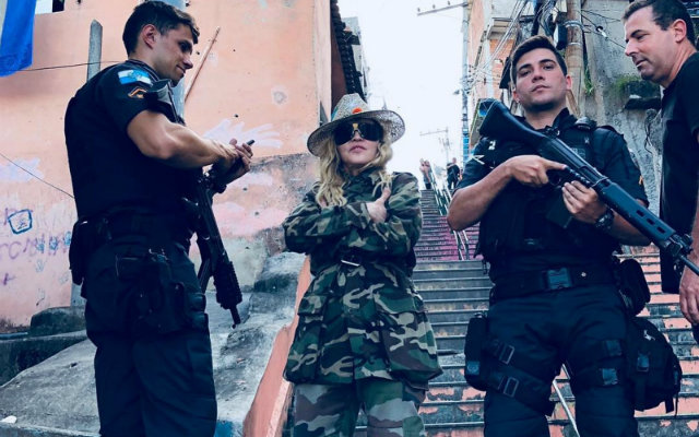 Cantora fez registro com policiais na comunidade. Foto: Instagram/Reproduo