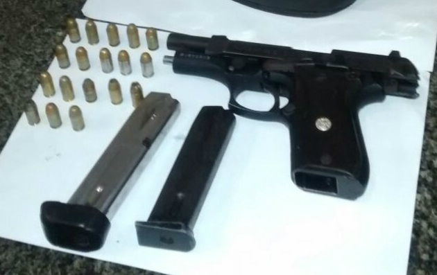 Arma encontrada com o suspeito. Foto: PMPE/Divulgao (Arma encontrada com o suspeito. Foto: PMPE/Divulgao)