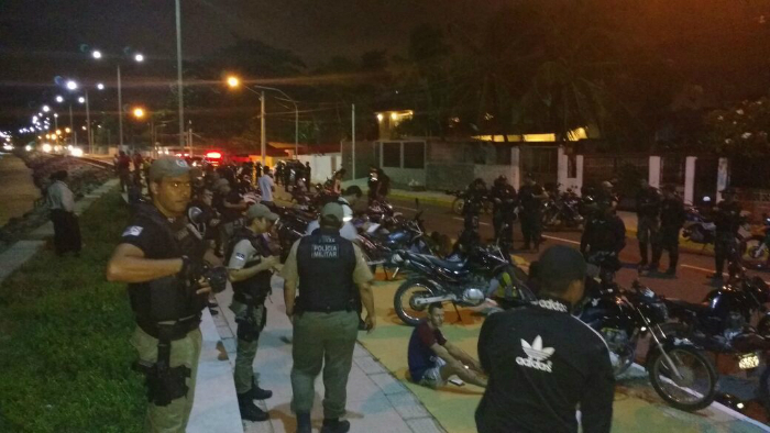 Motociclistas foram parados por policiais militares. Foto: PMPE/Divulgao (Motociclistas foram parados por policiais militares. Foto: PMPE/Divulgao)