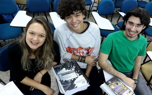 Giovana Rodrigues, Iago Alvino e Bruno Guedes se ancoram em msicas, filmes e jogos on-line para praticar o ingls. Foto: Luis Nova/Esp. CB