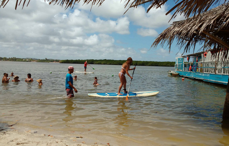 Stand up paddle, esporte que usa remo e prancha para se locomover, pode ser praticado por pessoas de qualquer idade, segundo os instrutores (Cludia Eloi / DP)