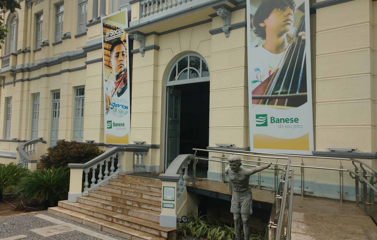 Um imponente prdio na Avenida Ivo do Prado, no Centro de Aracaju, abriga desde 2011 o Museu da Gente Sergipana (Claudia Eloi / DP)