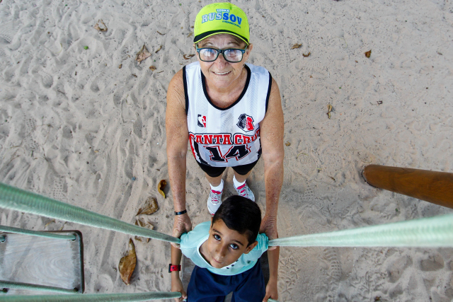 Nena Feitosa, 64, e o neto Jos Thiago. Foto: Shilton Arajo/Esp.DP.
