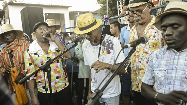 Mestres maracatuzeiros compartilham saberes e vivncias em projeto social. Foto: Eric Gomes/Divulgao
