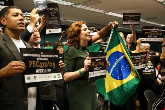 Grupos contra e a favor da PEC 412/09 e 430/09, que alteram a estrutura de segurana pblica do pas,durante reunio da CCJ. Foto: Marcelo Camargo/Agncia Brasil