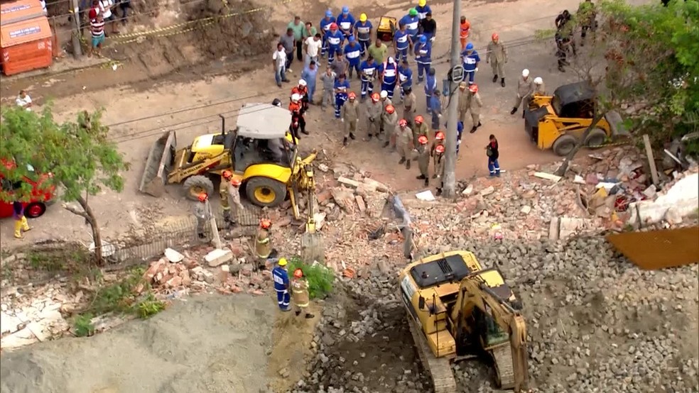 Bombeiros trabalham no resgate das vtimas de desabamento de muro em Benfica. Foto: Reproduo/TV Globo
